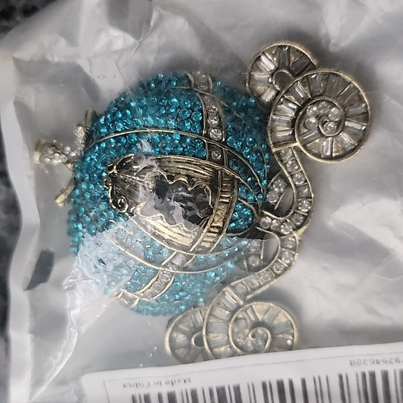 NWT Carriage Brooch - Picture 2 of 2